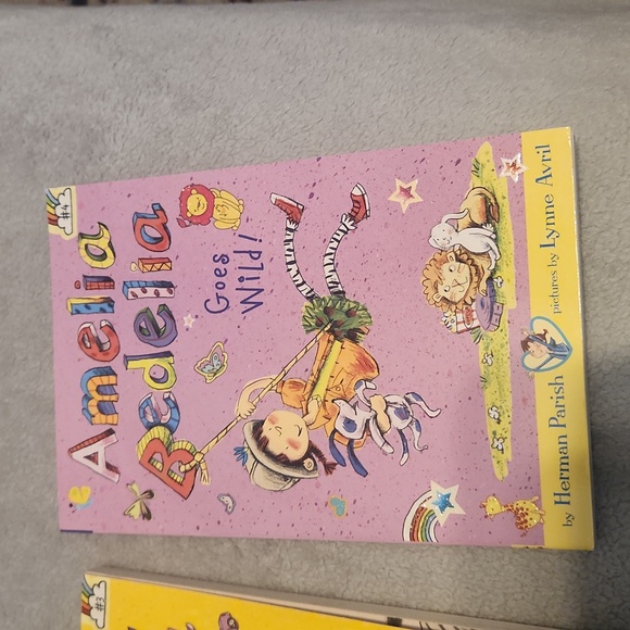 Amelia Bedelia books (4 set) - Picture 6 of 6